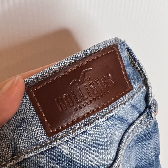 HOLLISTER Curvy High-Rise Mom Jeans in Marble Denim. Size 26 - Picture 8 of 9